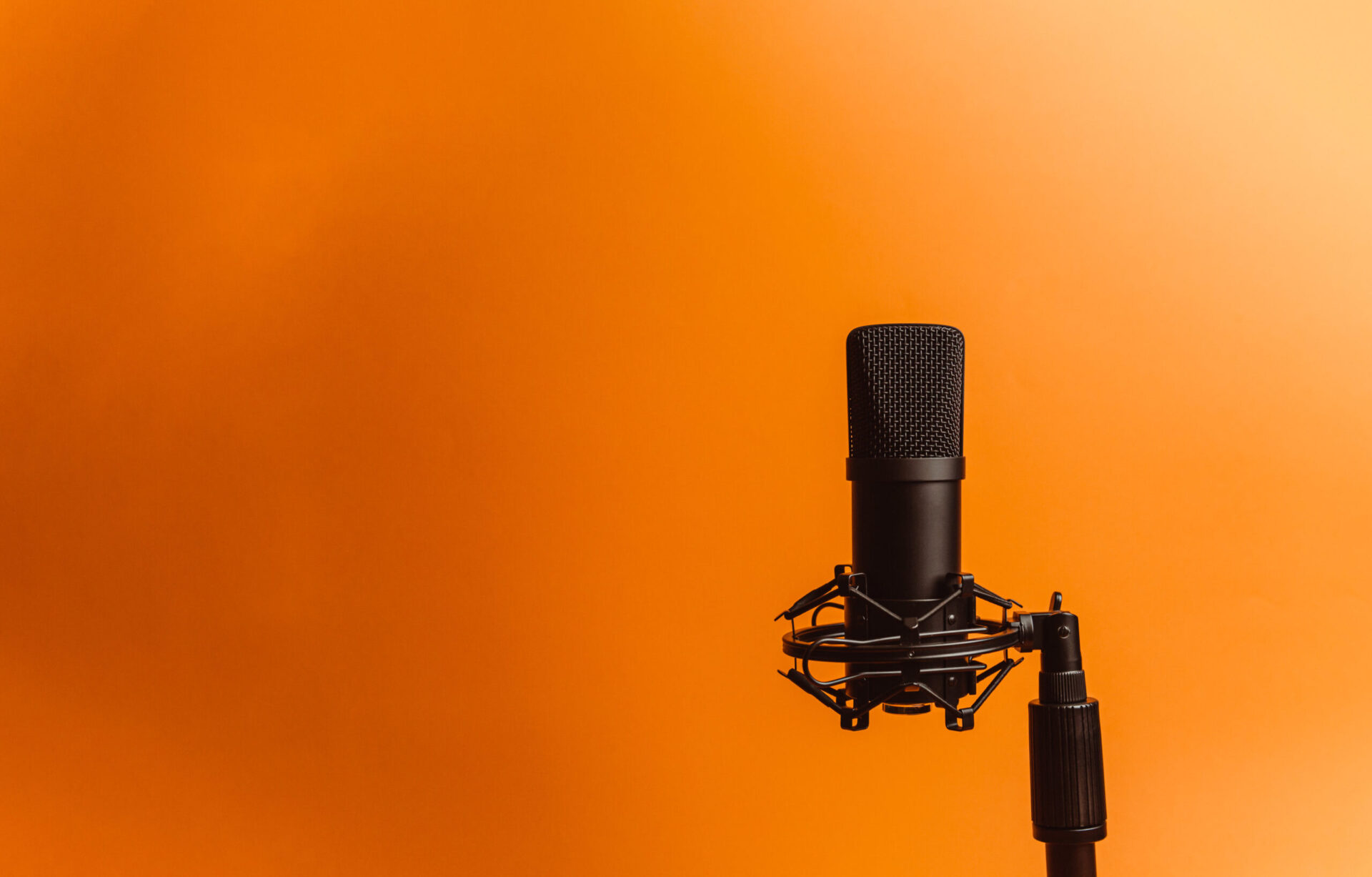 Featured image_black microphone